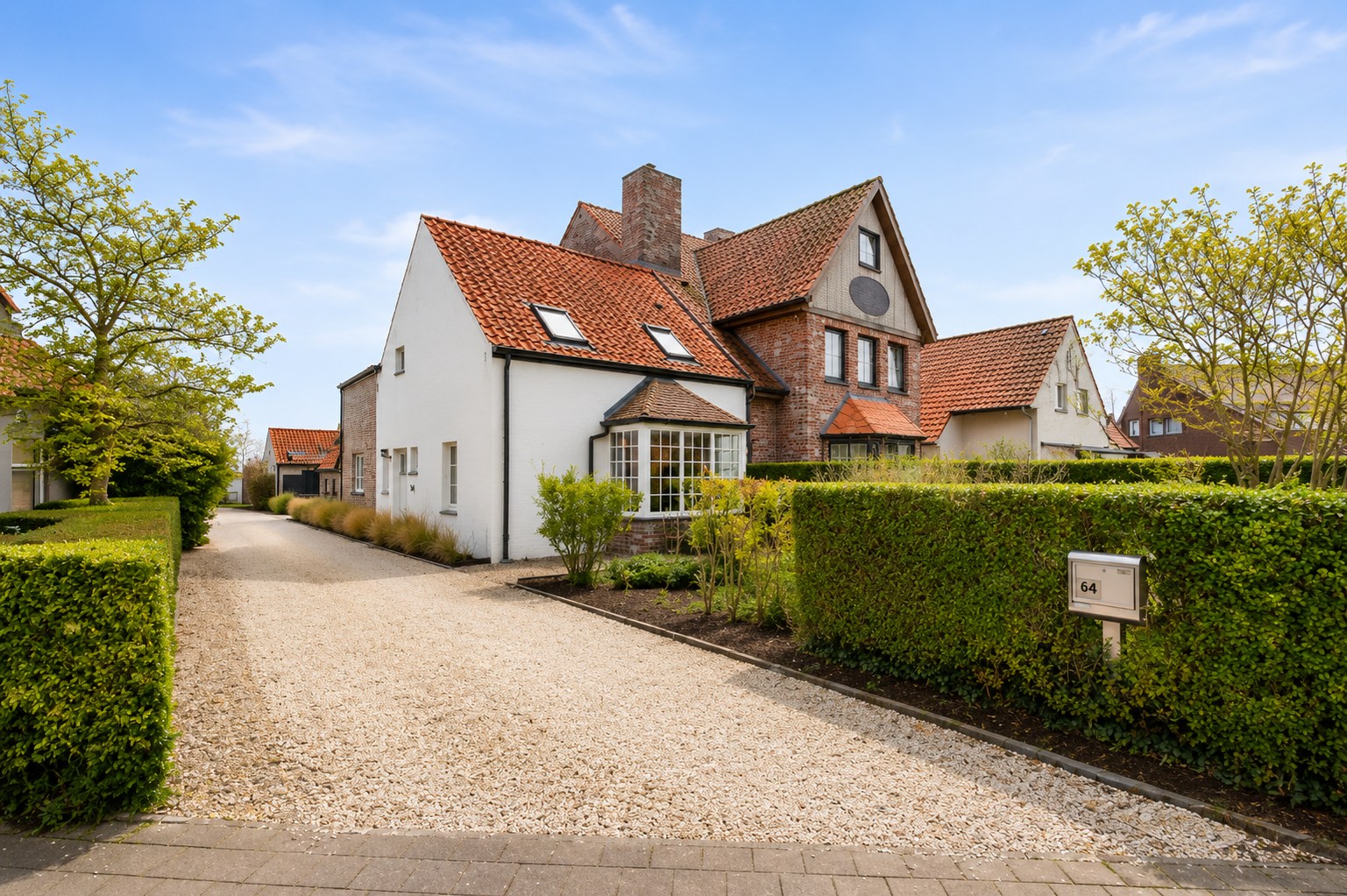 Très charmante maison mitoyenne avec de larges vues sur un terrain de 2012m². - photo 5