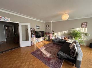 <p><span>Dit uitstekend gelegen appartement in het bruisende centrum van Leuven is gelegen op de 3</span><span><sup>de</sup></span><span> verdieping van een statige residentie. Dit lichtrijke appartement omvat: een inkomhal, een ruime living met aansluitend een volledig ingerichte keuken, een nachthal met ingemaakte vestiairekast, een badkamer met ligbad, wastafelkast en spiegelkast, drie volwaardige slaapkamers met aansluitend terras en een gastentoilet. De huurders van dit appartement kunnen genieten van het prachtige zicht over het Herbert Hooverplein. Tevens zit in de huurprijs van dit ruim appartement een autostaanplaats inbegrepen. €100,00 maandelijkse lasten (individuele tellers worden overgenomen). Beschikbaar vanaf 1 augustus 2026. Domicilie verplicht. Dit ruim appartement is uitermate geschikt voor mensen die centraal wensen te wonen. Voor snelle beslissers.</span></p>