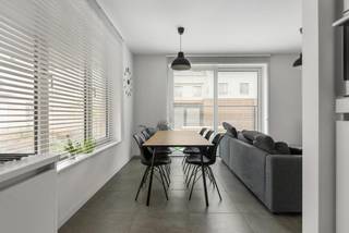 <p><span>Op de aantrekkelijke en groene site <strong>Regatta te Linkeroever</strong> vinden we dit volledig afgewerkte en instapklare nieuwbouwappartement.</span></p>
<p><span>Het gemeubelde appartement beschikt over een <strong>ruime slaapkamer</strong>, een aparte badkamer met douche en lavabo en een aangename woonkamer met een volledig uitgeruste keuken. Dankzij de grote raampartijen sluit de leefruimte bovendien mooi aan op de gezellige privatieve tuin, waardoor binnen- en buitenruimte harmonieus in elkaar overvloeien.</span></p>
<p><span>Het appartement wordt volledig <strong>gemeubeld verhuurd</strong> en is voorzien van een ondergrondse autostaanplaats met elektronische laadpaal, waardoor je hier meteen comfortabel kunt intrekken.<br /><br />- Huurprijs: 950 EUR/maand (incl. meubels en ondergrondse parkeerplaats)<br />- Gem. kosten: 75 EUR/maand<br />- Kosten plaatsbeschrijving: 50/50 huurder en verhuurder<br />- Kosten water, gas en elektriciteit apart<br />- Huurcontract 1 jaar (met mogelijkheid tot verlenging)<br />- Huurwaarborg = 3 maanden</span></p>
<p><span>Interesse? Plan gerust een bezoek in via volgende link: https://jamar.immo/te-huur/gemeubeld-1-slk-app-met-tuin-en-parking-2/<br /></span><span>Nog vragen? Contacteer gerust </span><span>roxanne@jamar.immo</span></p>
<p><span><strong>Op een rijtje</strong>:<br />- EPC 92 kWh/m² (E-peil = 45) dus uiterst energiezuinig!<br />- Privatieve tuin<br />- Ondergrondse autostaanplaats met elektronische laadpaal<br />- Volledig bemeubeld</span></p>
