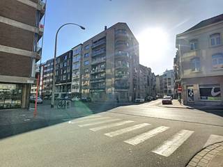Appartement meublé de 2 chambres au 6ème étage situé près de la place Léopold I et du parc municipal d'Ostende. Disposition :- Hall d'entrée 8m²- Toilette 1m²- Salon de 30 m²- Cuisine ouverte avec cuisinière électrique, four, réfrigérateur, congélateur, lave-vaisselle et double évier 15m²- Terrasse avec vue dégagée de 4m²- Chambre de 12 m² avec vue sur la mer avec salle de douche de 2 m²- Chambre 10m²- Local de rangement avec raccordement pour machine à laver 2m² - Salle de bain avec baignoire et double vasque 4m²L'appartement dispose également d'un débarras privé au sous-sol.Avantages :- emplacement central- une terrasse ensoleillée- meublé- chauffage au gaz- rangement privé au sous-solCharges communes : forfait de 85,00 €/mois.Dépôt d'eau : 35€/moisGratuit depuis le : 01/06/2026Êtes-vous intéressé par cette propriété à louer à Ostende ? Rendez-vous sur le site www.dewaele.com, cliquez sur le bien que vous souhaitez louer. À l'aide du bouton rouge « demandez votre visite », nous vous demandons de remplir brièvement un profil. Ensuite, nous vous contacterons pour une visite. Aucun rendez-vous ne peut être pris par téléphone.