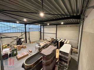 Strategisch gelegen KMO-unit met een oppervlakte van 365 m² te huur met uitstekende <strong>visibiliteit </strong>langs de Mechelsesteenweg. De site is vlot bereikbaar met een directe aansluiting op de <strong>N41</strong>. Via deze weg bereikt u in enkele minuten de E17 (op- en afrit Lokeren), wat zorgt voor een uitstekende verbinding richting Gent en Antwerpen.<br /><br />De beschikbare ruimte omvat een magazijn van 305 m², waarvan 60 m² mezzanine ideaal voor extra opslagruimte of als kantoor. Daarnaast heeft het magazijn een vrije hoogte van 6 meter en is toegankelijk via een sectionale poort en een afzonderlijke toegangsdeur. De KMO-unit is voorzien van een lichtrijke kantoorruimte van 60 m², een kitchenette en sanitair voorziening. Tevens zijn er <strong>4 privatieve parkeerplaatsen</strong> aanwezig. <strong>Onmiddellijk beschikbaar</strong>!<br /><br />Heeft u interesse of wenst u graag meer details over dit aanbod? Neem contact op met Gill voor bijkomende (technische) inlichtingen, plannen of een vrijblijvend plaatsbezoek via <strong>0477 06 30 30.</strong>