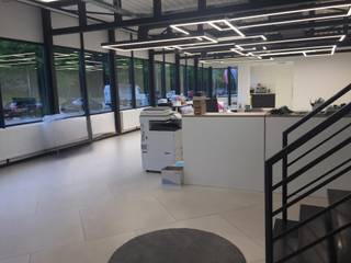 magazijn 1 van 800m² + magazijn 2 van 1.100m² + magazijn 3 van 695m² met mezzanine 320m² en kantoor 471m² en 121m² sociale ruimteOptie 2 :- kantoor...