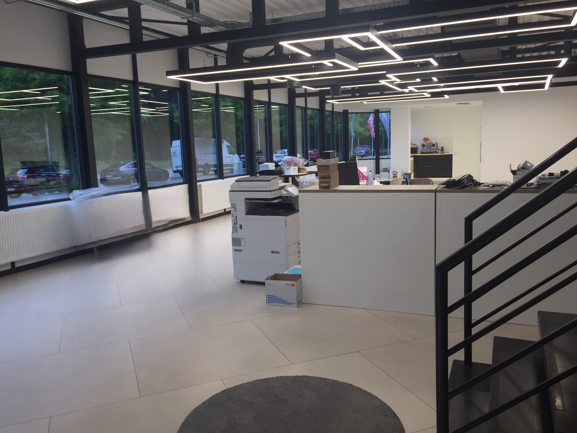 Magazijnen met mezzanine en gelijkvloerse showroom en kantoor - foto 3