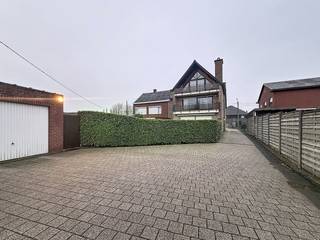 Wij bieden een ruim appartement aan te huur in Waregem. Dit appartement biedt een groen verzicht. Het beschikt over 2 slaapkamers, badkamer en garagebox.INDELING:- inkomhal- ruime leefruimte- volledig geïnstalleerde keuken- groot terras met groen zicht- gastentoilet- berging- 2 bijzonder ruime slaapkamers- badkamer voorzien van ligbad, douchecabine, dubbele lavabo, voorziening voor wasmachine en toiletALGEMEEN:- verwarmd op elektriciteit- garagebox verplicht bij te huren: €50 per maand- bijzonder ruim- groen zicht- ruim terras- geen syndicuskosten- kleine residentieDe snelste manier om een bezoek te brengen aan deze woning? Vraag je bezoek aan via de rode knop op onze website (www.dewaele.com) en je wordt gecontacteerd door onze makelaar. Telefonisch kunnen er geen afspraken gemaakt worden. Bij andere vragen kun je ons telefonisch contacteren via 056 605 605.