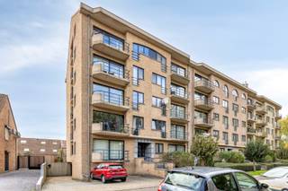 Dit appartement met 2 slaapkamers is gelegen in Kessel-Lo, op slechts enkele minuten rijden / fietsen van Leuven centrum.<br /><br />We komen binnen in de inkomhal met apart gastentoilet en ruimte voor een vestiaire. Verder wandelen we door naar de ruime en lichtrijke woonkamer, die in verbinding staat met de open en volledig geïnstalleerde keuken (enkel de koelkast is niet inbegrepen). Verder vinden we het aangename terras.<br /><br />Het appartement heeft 2 slaapkamers van 11m² en 7m² en een badkamer met douche, enkel lavabo en aansluiting voor wasmachine en droogkast.<br /><br />Bovendien beschikt het appartement over een autostaanplaats.<br /><br />De autostaanplaats dient verplicht bij gehuurd te worden voor 75 euro per maand.<br />De gemeenschappelijke kosten bedragen een provisie van 120 euro per maand.<br />De totale huurprijs inclusief autostaanplaats en gemeenschappelijke kosten bedraagt 995 euro + 75 euro + 120 euro = 1.190 euro per maand.<br /><br />EPC B. Elektriciteit is conform. Verwarming is op aardgas. <br /><br />Alle tellers zijn individueel. <br /><br />Onmiddellijk beschikbaar!<br /><br />Voor verdere vragen of interesse kunt u ons steeds contacteren.
