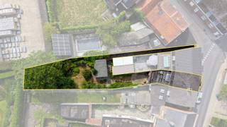 Op zoek naar een woning boordevol potentieel die u volledig naar eigen hand kunt zetten? Dan is deze eigendom in Avelgem precies wat u zoekt. Dankzij de centrale ligging bevinden winkels, scholen, openbaar vervoer, horeca en sportfaciliteiten zich op korte afstand.<br /><br />Bij het betreden van de woning komen we terecht in de inkomhal, die toegang geeft tot de verschillende leefruimtes. Verder vinden we de woonkamer, eetplaats en keuken, die tal van mogelijkheden bieden om een open en lichtrijke leefomgeving te creëren. Op de verdieping bevinden zich 2 ruime slaapkamers en de badkamer.<br /><br />Buiten beschikt de woning over een verrassend grote en aangename tuin, waar u in alle rust kunt genieten.<br /><br />Extra troef: de handige uitweg, ideaal voor fietsen, tuinmateriaal of een vlotte toegang tot de tuin.<br /><br />Recentelijke stedenbouwkundige inlichtingen in aanvraag. <br /><br />UC: 20260323-0003830099-RES-1 - EPC: 871,00<br />ref: RVP/26084/K