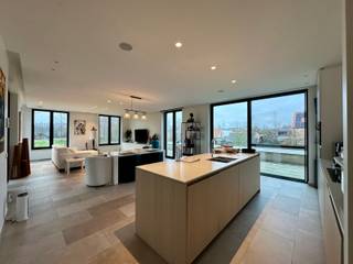 Dit appartement omvat alle comfort en rust op een steenworp van het centrum van Roeselare.De indeling is als volgt: inkhomhal met vestiaire,...