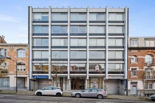 Unieke kans om een kantoorruimte te verwerven gelegen aan de Anatole Francestraat 119 in Schaarbeek. Dit pand is gunstig gelegen nabij het Hamoir Park en biedt uitstekende verbindingen met het openbaar vervoer.<br /><br />Met een kantoorruimte van maar liefst +/- 1.407 m² verdeeld over de gelijkvloers, de 1e en 2e verdieping, biedt dit pand een veelzijdige en ruime werkomgeving. Daarnaast beschikt het gebouw ook over een polyvalente ruimte van 172 m² en 9 parkeerplaatsen binnen die dit pand ideaal maken voor diverse zakelijke behoeften.<br /><br />Mis deze unieke kans niet om een kantoorruimte te verwerven op een strategische locatie in Schaarbeek. Neem vandaag nog contact met ons op voor meer informatie en om een bezichtiging te plannen.