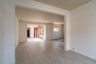 Bent u op zoek naar een woning MET GARAGE EN TUIN op een rustige locatie in het landelijke Heestert? Dan is deze eigendom zeker een bezoek waard. <br /><br />De gelijkvloers werd reeds grotendeels gerenoveerd en biedt een uitstekende basis om de woning verder af te werken volgens uw eigen smaak. Dankzij de conforme elektrische installatie en het gunstige EPC-label C hoeft u zich bovendien geen zorgen te maken over een renovatieverplichting.<br /><br />Op het gelijkvloers biedt de woning de mogelijkheid om een gezellige en lichtrijke leefruimte met open keuken te creëren. Verder is er op deze verdieping ruimte voorzien voor een badkamer, waar u eenvoudig een moderne badkamer met inloopdouche kunt realiseren.<br /><br />Op de eerste verdieping bevindt zich een zee aan mogelijkheden. Hier is voldoende ruimte om twee ruime slaapkamers en een derde kamer te creëren die perfect kan dienen als kinderkamer, bureau, dressing of hobbyruimte. Zo kunt u de woning volledig afstemmen naar eigen smaak en wensen.<br /><br />Buiten biedt het perceel voldoende ruimte om een gezellige en onderhoudsvriendelijke tuin aan te leggen, waar u in alle rust kunt genieten van het buitenleven.<br /><br />Ook aan praktische bergruimte is geen gebrek. De woning beschikt over een ruime garage, een praktische berging, een zolder én een kelder. Daarnaast is er ook voldoende plaats om de wagen te parkeren.<br /><br />Extra troeven:<br />- Gelijkvloerse verdieping reeds gerenoveerd<br />- Geen renovatieverplichting (EPC C)<br />- Conforme elektrische installatie<br />- Mogelijkheid tot 3 slaapkamers op de verdieping<br />- Ruime garage, berging, zolder en kelder<br />- Voldoende parkeergelegenheid<br />- Perceel met ruimte voor een gezellige tuin<br />- Rustige ligging in het landelijke Heestert<br /><br />Laat u verrassen door de ruimte, het potentieel en de rustige ligging van deze woning. Plan vandaag nog uw bezoek!<br /><br />ref: RVP/26082/K<br />UC:20260519-0003871254-RES-1 EPC: 261 kWh/(m² jaar)