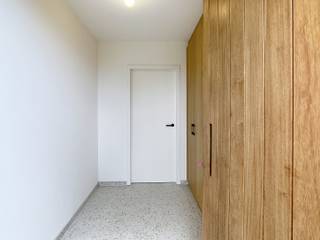 <p>Deze rustig gelegen halfopen nieuwbouwwoning in Leefdaal combineert hedendaags wooncomfort met een prachtig uitzicht op de omliggende velden. Met een bewoonbare oppervlakte van 250m², een ruime tuin van 800m² en een energiezuinig karakter is deze woning ideaal voor wie op zoek is naar een instapklare woning in een groene omgeving.<br />Bij het binnenkomen ervaar je meteen de aangename sfeer dankzij de vele grote ramen en de overvloedige natuurlijke lichtinval. De ruime living vormt samen met de open keuken het hart van de woning. Hier geniet je dagelijks van een prachtig zicht op de tuin en de rustige omgeving. De moderne keuken sluit perfect aan bij de leefruimte en creëert een uitnodigende plaats om samen te komen met familie en vrienden. Verder is er een apart gastentoilet aanwezig.<br />De woning beschikt over 3 comfortabele slaapkamers en 2 moderne badkamers. Eén badkamer is uitgerust met een bad en douche, terwijl de tweede badkamer voorzien is van een douche. De praktische indeling biedt ruimte en flexibiliteit voor een gezin, thuiswerk of gasten.<br />Buiten geniet je van een grote tuin van 800m² waar rust en privacy centraal staan. Het groene uitzicht over de velden zorgt voor een aangename woonbeleving en maakt van de buitenruimte een echte meerwaarde. Naast de garage zijn er ook 2 buiten autostaanplaatsen beschikbaar.<br />Op vlak van energie en comfort scoort deze woning uitstekend dankzij het energieprestatiecertificaat A, de warmtepomp en de zonnepanelen. De combinatie van moderne technieken, hoogwaardige afwerking en een rustige ligging maakt dit een duurzame woning voor de toekomst.<br />De ligging in Leefdaal biedt een mooie balans tussen landelijke rust en bereikbaarheid. Je woont hier in een aangename omgeving met zicht op groen, terwijl voorzieningen en verbindingswegen vlot bereikbaar zijn. Ontdek zelf de charme en het comfort van deze unieke nieuwbouwwoning in Leefdaal en vraag vandaag nog je bezoek aan via charlotte.geyskens@living-stone.be</p>