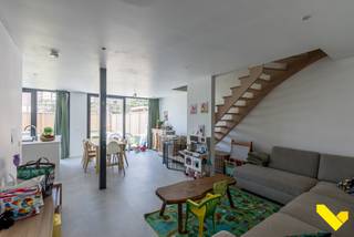 <p>Instapklare nieuwbouwwoning in rustige, kindvriendelijke straat</p>
<p>Welkom in deze recente en energiezuinige nieuwbouwwoning, gebouwd in 2024 en gelegen in de Sint-Gerardusstraat te Geel. Deze strakke woning combineert modern wooncomfort met een rustige ligging in een doodlopende straat, waardoor ze bijzonder aantrekkelijk is voor jonge gezinnen.</p>
<p>Bij het betreden van de woning valt meteen de gezellige en lichtrijke leefruimte op, die naadloos aansluit op de moderne keuken en de aangename tuin. De volledig afgesloten tuin biedt de ideale plek om in alle privacy te genieten van het buitenleven, terwijl kinderen er veilig kunnen spelen.</p>
<p>Dankzij de recente bouw voldoet de woning aan de hedendaagse normen inzake comfort, energiezuinigheid en duurzaamheid. De praktische indeling en kwalitatieve afwerking zorgen ervoor dat u hier zonder zorgen onmiddellijk uw intrek kunt nemen.</p>
<p>De ligging vormt een absolute meerwaarde. In deze rustige, doodlopende straat geniet u van een veilige woonomgeving met weinig verkeer, terwijl scholen, winkels, openbaar vervoer en belangrijke verbindingswegen zich op korte afstand bevinden.</p>
<p>Bent u op zoek naar een recente woning waar comfort, rust en gezinsvriendelijk wonen centraal staan? Dan is deze eigendom zeker een bezoek waard.</p>