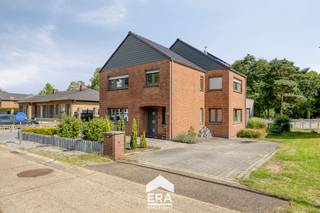 [[ DIT PAND NEEMT DEEL AAN DE ERA OPEN HUIZEN DAG OP 19/9 VAN 13:00 TOT 14:00 ]]
<p>Opglabbeek combineert voorzieningen met groen, en aan de Weg naar As zit je op beide vlot aangesloten. Het is een invalsweg, wat je in enkele minuten aan de oprit E314 richting As en Genk brengt, terwijl Recreatieoord Wilhelm Tell, de omliggende bossen en het wandelgebied voor de groene tegenhanger zorgen. De basisschool van Louwel en de winkels van het centrum liggen elk kort in de buurt.</p>

<p>Deze woning werd grondig aangepakt: een totaalrenovatie met aanbouw die de leefruimte op het gelijkvloers flink verruimde. Het resultaat is een lichtrijk, ruim woongedeelte op één niveau, waar leefruimte, keuken en tuin in elkaar overlopen. Die renovatie bracht meteen moderne technieken en isolatie mee: spouw- en dakisolatie, drievoudig glas, zonnecollectoren en een EPC B, goed voor een lage energiefactuur en geen renovatieplicht. Drie slaapkamers en een badkamer vervolledigen het geheel, met een kelder als bergruimte. Het perceel is compact en onderhoudsvriendelijk — een verzorgde tuin zonder dat je er je weekends aan verliest.</p>

<p><strong>Klaar om in te trekken, zonder de zorgen erbij</strong></p>

<ul><li><strong>Totaalrenovatie met aanbouw:</strong> grondig vernieuwd en uitgebreid, geen half werk of verborgen kosten</li><li><strong>Moderne technieken en EPC B:</strong> spouw, dak, drievoudig glas en zonnepanelen, dus geen renovatieplicht en een lage factuur</li><li><strong>Zonnecollectoren en regenwaterput van 10.000 liter:</strong> bespaart op water én warmte vanaf dag één</li><li><strong>Gedeeltelijk onderkelderd:</strong> bergruimte die je pas mist wanneer je ze niet hebt</li><li><strong>Groenzones en E314 in de buurt:</strong> Wilhelm Tell en wandelgebied dichtbij, de oprit op enkele minuten</li></ul>