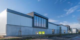 <p><strong>UNIT 04 (BLOK A) VAN 396M² + 83M² VERDIEPING GELEGEN OP HET IQ-PARK TE LANKLAAR. </strong><br /><br /><strong>KENMERKEN<br /></strong>- oppervlakte hal: 396m²<br />- oppervlakte verdiep: 83m²<br />- 1 sectionaalpoort (4.00m breed x 4.20m hoog)<br />- gevelbekleding: geïsoleerde sandwichpanelen <br />- gepolierde betonvloer<br />- vloer geïsoleerd<br />- verkoop in CASCO staat<strong><br /></strong></p>
<p><strong>FASE 4</strong><br />Fase 4 van het IQ-Park omvat de bouw van <strong>18 bedrijfsunits met of zonder kantoren</strong> en de optie van een unit met <strong>conciërgewoning</strong> uitgevend op de Zuid-Willemsvaart. Daarnaast komt er op de site een <strong>gebouw van zes verdiepingen</strong> hoog met een diverse invulling. Op het gelijkvloers komt een bistro, terwijl de eerste tot en met de zesde verdieping plaats bieden aan tien kantoorruimtes. Daarnaast komt er op de vijfde verdieping een conciërgewoning met een prachtig uitzicht op het water.</p>
<p>Dit alles midden in de kennisregio Eindhoven-Luik-Maastricht-Aken, met uitgebreide mogelijkheden tot groei en innovatie.<br /><br /><strong>KMO-UNITS</strong><br />De KMO-units worden verdeeld over 3 gebouwen en hebben een <strong>oppervlakte vanaf 246m²</strong>. Een aantal units zijn voorzien van een tussenvloer waar een kantoor ingericht kan worden. Het gebouw gelegen langs de Zuid-Willemsvaart omvat 3 units welke de mogelijkheden hebben om een conciërgewoning in onder te brengen.<br /><br /><strong>KOPGEBOUW</strong><br />Het kopgebouw van zes verdiepingen hoog omvat een mix van horeca, kantoorruimtes en een conciërgewoning.<br />- Gelijkvloers: bistro van 175m² + 94m² terras.<br />- 1°, 2°, 3°, 4° & 5° verdieping: kantoorruimtes vanaf 124m² tot 145m² + terrassen. <br />- 5° verdieping: conciërgewoning 145m² + 11m² terras.<br />- 6° verdieping: top office 173m² + terras 102m².</p>
<p>Bekijkt u deze advertentie via een aanverwante vastgoedsite, surf dan zeker naar onze website <strong>www.N78vastgoed.be</strong> voor een uitgebreide beschrijving en plannen. <strong>Meer info: +32 (0)89 86 18 88 of info@N78vastgoed.be.</strong></p>
<p><br /><strong></strong></p>