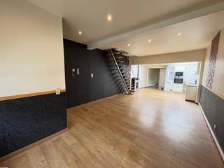 <strong>Woning met 3 slaapkamers te koop in Komen</strong><br /><br />Opzoek naar een starterswoning of een investering? Dan is dit pand iets voor u!<br /><br /><strong>Indeling:</strong><br />inkomhal, living, open keuken, berging, badkamer met toilet en tuin<br />1ste verdiep: 2 ruime slaapkamers<br />2de verdiep: 1 slaapkamer<br /><br /><strong>troeven:</strong>
<ul><li>mogelijkheid om garage erbij aan te kopen voor €20.000</li><li>nabij scholen en winkels</li><li>rustige buurt</li><li>zonnepanelen</li></ul>