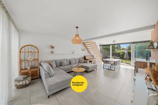 Instapklare woning (bwj 2011) met 3 ruime slaapkamers in Zandvoorde<br /><br />Gelegen in de rustige Boomgaardlaan 43 te Zandvoorde, vindt u deze verzorgde en lichtrijke woning die comfort en ruimte perfect combineert.<br /><br />Indeling: <br />De woning geniet van een oprit en voortuin via de inkom met apart toilet kom je in de leefruimte. De grote raampartijen zorgen voor ruimte en natuurlijk licht. De open keuken is volledig ingericht en recent opgefrist met een nieuw werkblad (Smeg-toestellen).<br /><br />De berging ligt aan de keuken en geeft toegang tot de zeer ruime garage. Deze berging is voorzien van inbouwkasten en biedt een praktische ruimte voor wasmachine en droogkast.<br /><br />In de zeer ruime garage (voorzien van een brede elektrische sectionale poort) is er plaats voor fietsen, je wagen en zelfs nog genoeg opbergruimte voor rekken en werktafel. <br /><br />Op de eerste verdieping:<br /> 3 ruime slaapkamers, elk met voldoende plaats voor een comfortabel slaap- en opbergcomfort.<br />Een badkamer met zowel bad als inloopdouche en een apart toilet.<br /><br />De zolderverdieping is toegankelijk via het zolderluik + trap. Genoeg opbergruimte dus!<br /><br />De zuidgerichte tuin is aangelegd met terras en is toegankelijk via de garagedeur, of via het schuifraam in de leefruimte.<br /><br />Extra troef: de woning heeft een energiezuinig EPC-label A, wat garant staat voor lage energiekosten en duurzaam wonen. (uiteraard is deze woning ook volledig asbestvrij gezien zijn bouwjaar)<br />De keuring van de huishoudelijke installatie is conform.<br /><br />Ligging/Locatie: Zandvoorde (deelgemeente Oostende) is gegeerd vanwege zijn snelle verbinding met zowel Oostende als Brugge, Gent enz. Maar ideaal voor wie wel rustig wil wonen. <br /><br />Interesse? Neem snel contact op voor een bezoek of meer info.<br /><br />De vermelde prijs is een richtprijs d.w.z. bij een richtprijs nodigt de verkoper geïnteresseerden uit om een bod uit te brengen, dit bod kan zowel hoger of lager liggen.