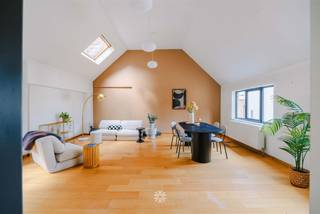 <p><span>GENT CENTRUM - Ruim en lichtrijk appartement met mezzanine in de Gentse Binnenstad</span></p><p><span> </span></p><p><span>Gelegen in de gegeerde Hoogpoort, vlakbij de Korenmarkt en Vrijdagsmarkt, vinden we dit instapklare 1 slaapkamer-appartement in een karaktervolle en kleinschalige residentie. Het appartement geniet verder van een stijlvolle, moderne uitstraling met hoge plafonds en een ruim woonvolume.</span></p><p><span> </span></p><p><span>Deze opportuniteit is perfect geschikt voor zowel eigen bewoning als investering.</span></p><p><span> </span></p><p><span> </span></p><p><span>De troeven in een notendop: </span></p><ul><li><span>Recent opgefrist</span></li><li><span>Hippe interieurelementen</span></li><li><span>Lichtrijke en gezellige leefruimte</span></li><li><span>Aparte slaapkamer op mezzanine</span></li><li><span>Unieke ligging</span></li><li><span>Lage gemeenschappelijke kosten</span></li><li><span>EPC Label C, asbestveilig en conforme elektriciteit</span></li></ul><p><span> </span></p><p><span> </span></p><p><span>Indeling:</span><span> Inkomhal met aparte berging, lichtrijke zithoek met eetkamer, geïnstalleerde keuken, badkamer met lavabomeubel, douche en toilet en een comfortabele slaapkamer op de mezzanine.</span></p><p><span> </span></p><p><span> </span></p><p><span>Belangrijk: </span></p><p><span>Richtprijs: 319.500 EUR</span></p><p><span>EPC: 252 kWh/m² jaar (UC: 20250503-0003591719-RES-1)</span></p><p><span>Geen renovatieverplichting</span></p><p><span>Onmiddellijk beschikbaar</span></p><p><span> </span></p><p><span>Interesse? Contacteer Axel Lenaerts makelaars voor meer info of een bezoek ter plaatse via <span>Laurens@axellenaerts.be</span></span><span> of 09 245 24 24</span></p><p><span> </span></p>