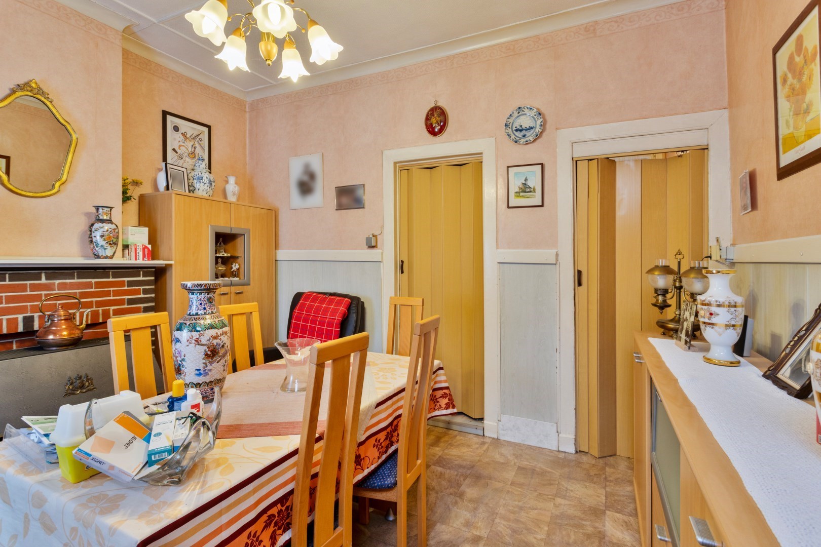 TE RENOVEREN GEZINSWONING MET 2 SLPKS TUIN EN STAANPLAATS - foto 4