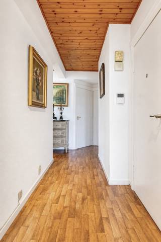 Ruim 3 slaapkamerappartement met zicht op groen.

Indeling:
Via de centrale inkomhal betreed je dit ruime appartement. Vanuit de hal kom je meteen in de lichtrijke woonkamer, waar je geniet van een prachtig uitzicht op de groene long van Linkeroever: het Sint-Annabos.

Zowel de hal als de woonkamer bieden toegang tot de praktische keuken, uitgerust met een spoelbak, oven, koelkast, vaatwasser en elektrisch kookvuur. Vanuit de keuken bereik je het ruime terras over de volledige breedte van het appartement. Dankzij de elektrische zonneluifel geniet je hier in alle comfort van zonnige dagen.

De nachthal leidt naar twee volwaardige slaapkamers, een apart gastentoilet, de badkamer en de ruime master bedroom. Deze master bedroom geeft toegang tot het tweede, royale terras aan de achterzijde van het appartement. Hier geniet je in alle rust van de avondzon en een prachtig uitzicht op de skyline van Antwerpen.

Bijzonderheden:
- Vrij uitzicht op het Sint-Annabos aan de voorzijde;
- Twee ruime terrassen, aan zowel de voor- als achterzijde van het appartement;
- De terrassen werden enkele jaren geleden volledig vernieuwd, inclusief nieuwe vloerafwerking en balustrades;
- EPC-label C – energieverbruik: 203 kWh/m²/jaar;
- staanplaats met extra berging, verplicht mee aan te kopen à €20.000,00.

Ligging:
Het appartement is uitstekend gelegen op Linkeroever, met scholen, winkels, openbaar vervoer en belangrijke invalswegen in de onmiddellijke omgeving. Je geniet hier van een unieke combinatie van rust, groen en een vlotte verbinding naar het centrum van Antwerpen.