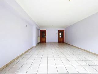 <p><span>Instapklaar appartement in het centrum van Roeselare</span></p><p><span>Centraal gelegen en instapklaar</span><span> appartement in een kleine residentie. </span></p><p><span>Het appartement beschikt over een </span><span>inkomhal</span><span>, ruime en lichtrijke </span><span>leefruimte</span><span>, </span><span>2 slaapkamers, keuken, badkamer</span><span>, apart </span><span>toilet</span><span>, en maar </span><span>liefst 2 balkons</span><span>. </span></p><p><span>Een grote troef is de </span><span>garage</span><span>, </span><span>inbegrepen</span><span> in de vraagprijs.</span></p><p><span>Gelegen op wandelafstand van winkels, horeca, scholen, openbaar vervoer en alle stadsvoorzieningen.</span></p><p><span>Een ideale woonst of interessant investering op een topligging! </span></p><p><span> </span></p>