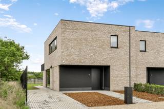 <p><span>Nieuwbouwwoning op uiterst rustige doch centraal gelegen perceel van circa 500m² te Beverlo!</span></p><p><span> </span></p><p><span>Belangrijkste troeven:</span></p><p><span>- Uiterst rustige doch centrale ligging</span></p><p><span>- Kwalitatief afgewerkt</span></p><p><span>- Epeil 10 = 5 jaar vrijstelling Kadastraal inkomen!</span></p><p><span>- Zonnepanelen</span></p><p><span>- Warmtepomp met vloerkoeling mogelijk</span></p><p><span>- pre-Airco voorziening aanwezig</span></p><p><span>- Volledig afgewerkt en omheinde tuin</span></p><p><span>- Keuken zelf nog te kiezen door koper!</span></p><p><span> </span></p><p><span>Bekijk zeker ook de grondplannen met de afmetingen. Zo krijgt u van thuis uit al een perfect beeld van wat deze woning te bieden heeft!</span></p><p><span> </span></p><p><span>Wenst u meer info of een vrijblijvende bezichtiging, contacteer dan ons kantoor op het nummer 011 85 15 15 en wij helpen u graag verder.</span></p>