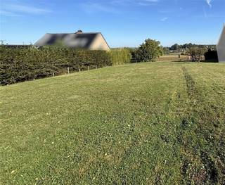 Dans un bel environnement campagnard paisible proche des étangs du Coeurcq et de toutes les facilités, joli terrain à bâtir orienté plein sud  de...