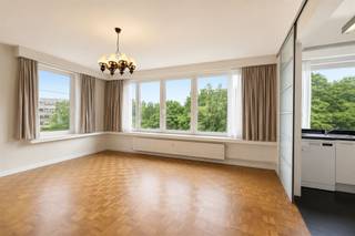<p><span>Instapklaar hoekappartement op een gegeerde locatie in Wilrijk, vlak bij Park Den Brandt. </span></p><p><span>Winkels, scholen, openbaar vervoer, parken en de E19, A12 en Antwerpse Ring bevinden zich in de directe omgeving. </span></p><p><span> </span></p><p><span>Indeling: </span></p><p><span>Kelder (-1):</span></p><p><span>- Privatieve kelderberging (inbegrepen in de huurprijs)</span></p><p><span> </span></p><p><span>Gelijkvloers:</span></p><p><span>- Privatieve autostaanplaats (inbegrepen in de huurprijs)</span></p><p><span> </span></p><p><span>3de verdieping: </span></p><p><span>- Inkomhal/nachthal met ingebouwde kasten </span></p><p><span>- Apart gastentoilet met lavabo</span></p><p><span>- Woonkamer</span></p><p><span>- Eetkamer</span></p><p><span>- Volledig ingerichte keuken die kan afgesloten worden met moderne schuifdeuren, voorzien van vaatwas, oven, kookfornuis op gas, koelkast, diepvries,...</span></p><p><span>- Slaapkamer 1 </span></p><p><span>- Slaapkamer 2</span></p><p><span>- Slaapkamer 3 </span></p><p><span>- Badkamer met inloopdouche, lavabo in meubel en handdoekdroger </span></p><p><span>- Terras met berging </span></p><p><span> </span></p><p><span>Bijzonderheden: </span></p><p><span>- Provisie €250/maand (privatieve verwarming, privatief water, onderhoud en verbruik gemene delen) </span></p><p><span>- Kelderberging en autostaanplaats inbegrepen in de huurprijs </span></p><p><span>- Onmiddellijk beschikbaar </span></p><p><span>- Prachtig groen uitzicht </span></p><p><span>- Huurcontract van 1 of 3 jaar met mogelijke verlenging </span></p><p><span> </span></p><p><span>Ben jij geïnteresseerd in dit appartement te Wilrijk? Ben je op zoek naar ander vastgoed of wens je de waarde van jouw eigendom te kennen? </span></p><p><span>Dan ben je bij BOLT Immo aan het juiste adres! Wij helpen jou graag verder.</span></p><p><span> </span></p><p><span> </span></p>