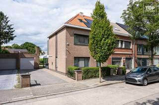 Deze ruime woning biedt een aangename combinatie van comfort, ruimte en een praktische indeling. Met een EPC-label B, een conforme elektrische installatie en een laadpaal is ook op technisch vlak alles goed voorzien.<br /><br />Via de inkomhal kom je in de grote leefruimte, met een aparte keuken en eetplaats. De eetplaats sluit rechtstreeks aan op de volledig afgewerkte veranda, die als extra leefruimte kan worden gebruikt en uitkijkt op de leuke tuin.<br /><br />Op de eerste verdieping bevindt zich een bijzonder ruime masterbedroom met een aparte dressing. Daarnaast zijn er een mooie badkamer en een tweede slaapkamer.<br />De tweede verdieping telt nog twee slaapkamers, waardoor de woning in totaal vier slaapkamers heeft.<br /><br />Airco in de masterbedroom en gelijkvloers. <br /><br />Buiten beschikt de woning over een aangename tuin, een oprit voor 2 wagens en een grote berging. <br /><br />Contacteer Top Vastgoed voor een bezoek op 0475 700 700.
