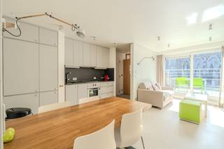 Instapklaar 1 slaapkamer dakappartement te koop gelegen langs de Prins Boudewijnstraat gelegen op de 5de verdieping met zicht op het Petrus-en Paulusplein. <br /><br />Indeling: <br />- lichtrijke leefruimte met toegang tot het zuidgericht terras met zicht op het Petrus- en Paulusplein<br />- open keuken voorzien van een spoeltafel, frigo, diepvries, combi-oven en keramische kookplaat<br />- badkamer uitgerust met een lavabomeubel met spiegelkast, bubbelbad met geïntegreerde douche en berging met voorziening aansluiting wasmachine<br />- slaapkamer (11m²) voorzien van ingemaakte kasten met toegang tot het terras (20m²) <br /><br />Mogelijkheid tot aankopen ruime gesloten garagebox nabijgelegen. <br /><br />Pluspunten: <br />- prachtig open zicht <br />- schitterende terrassen voor -en achteraan<br />- toplocatie<br />- instapklaar <br /><br />Bent u op zoek naar een instapklaar appartement te koop met schitterende terrasen? Contacteer ons voor een bezoek ter plaatse. <br /><br />