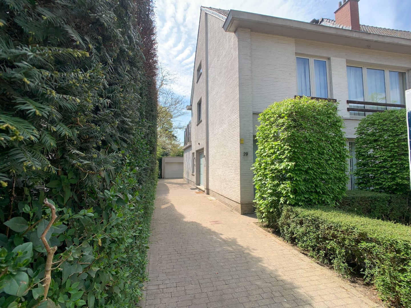 Instapklaar gelijkvloers appartement/kantoor met tuin en parkeerplaatsen. - foto 2
