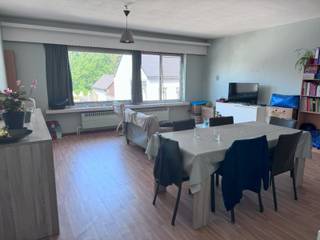Centraal gelegen appartement op de 2e verdieping met een woonkamer, een keuken, een badkamer met lavabo, ligbad en toilet en 2 slaapkamers.Er kan...