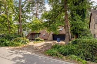 Wie de satellietbeelden bekijkt, merkt hoe verrassend groen de buurt rond de Harentstraat wel is. Alles aan deze woning uit de jaren '90 is...