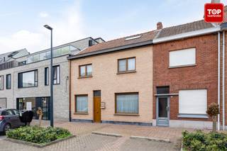 Deze woning situeert zich op het Diederikplein, gelegen in het centrum, en vlakbij verschillende handelszaken, horeca, warenhuizen en alle...
