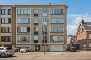 Op een gunstige en vlot bereikbare locatie bevindt zich dit aangename appartement van ca 80m2, gelegen op de eerste verdieping van een kleinschalig gebouw met lift. Dankzij de ruime leefruimtes, twee slaapkamers en het terras biedt dit appartement een aangename en praktische woonomgeving. <br />Via de inkomhal met vestiaire komt u in de ruime woonkamer van ca 35m2, ideaal voor het creëren van een gezellige zithoek en eetplaats. Dit appartement beschikt over 2 ruime slaapkamers van ca 16m2 en 10m2. Vanuit één van de slaapkamers heeft u rechtstreeks toegang tot het terras. <br />De badkamer van ca. 6 m2 is uitgerust met een ligbad met mogelijkheid tot douchen, een wastafel en toilet. <br /><br />Op het gelijkvloers bevindt zich een individuele garagebox, die verplicht is mee aan te kopen voor 22 000 €. Deze biedt een veilige parkeerplaats en extra bergruimte. <br /><br />Het appartement is gelegen in een gebouw uit 1970 en wordt verwarmd via collectieve centrale verwarming op gas. Er zijn gemeenschappelijke kosten verbonden aan het gebouw. <br />Het appartement beschikt over een energielabel D. <br /><br />De ligging nabij winkels, openbaar vervoer en dagelijkse voorzieningen maakt dit appartement bijzonder praktisch voor wie comfortabel en centraal wil wonen. <br />Maak snel je afspraak !