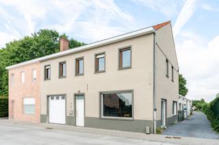 [[ DIT PAND NEEMT DEEL AAN DE ERA OPEN HUIZEN DAG OP 19/9 VAN 14:30 TOT 15:30 ]]<br /><br />Bent u op zoek naar een ruime woning in Waregem met tal van mogelijkheden? Deze grotendeels gerenoveerde woning in Waregem biedt vier slaapkamers, een ruime loods, dubbele garage en veel parkeergelegenheid. De woning dient nog verder afgewerkt te worden, maar vormt een ideale opportuniteit voor wie ruimte zoekt voor wonen, een praktijk / bureau of een extra woonentiteit als kangoeroewoning. Het is ook mogelijk om een extra slaapkamer te voorzien op het gelijkvloers, zodat er 5 slaapkamers kunnen gevormd worden.<br /><br />Indeling
<ul><li>Gelijkvloers: Ruime inkomhal,  lichtrijke leef- en eetruimte, nieuwe en ruime keuken, aparte wasplaats, badkamer met bad en toilet, extra ruimte die kan dienen als slaapkamer, bureau of praktijkruimte, toegang tot de ruime loods en dubbele garage, apart bijgebouw met eigen huisnummer, geschikt voor renovatie tot een extra woonentiteit of als berging</li><li>1ste verdiep: Vier ruime slaapkamers en badkamer (douche, lavabo, toilet) </li><li>2de verdiep: Zolder</li></ul>
Troeven

<ul><li>
	<p>Gunstig EPC</p>
	</li><li>
	<p>Ruime loods met tal van mogelijkheden</p>
	</li><li>
	<p>Uitgebreide parkeergelegenheid</p>
	</li><li>
	<p>Mogelijkheid tot een vijfde slaapkamer of praktijkruimte op het gelijkvloers</p>
	</li><li>
	<p>Bijgebouw met apart huisnummer, ideaal voor het creëren van een extra woonentiteit</p>
	</li></ul>
<br />Wenst u meer informatie of een bezoek ter plaatse? Contacteer Sofie via 0474 22 21 82.