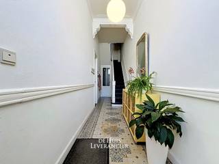 Op een uitzonderlijk gegeerde locatie te Wilrijk, recht tegenover het groene domein van Fort VI, bevindt zich deze karaktervolle burgerwoning met tal van authentieke elementen en een prachtige zuidgerichte tuin. Een woning met uitstraling, sfeer en een bijzonder aangename indeling, ideaal voor wie ruimte en charme weet te appreciëren.<br /><br />Via de verharde voortuin, waar u eenvoudig voor de deur kan parkeren, betreedt u de woning langs een indrukwekkende inkomhal met authentieke geschilderde betontegels van Giliot. In combinatie met de hoge plafonds, sierlijke moulures, ornamenten en rozetten zorgt dit meteen voor een stijlvolle en warme binnenkomst.<br /><br />De leefruimte straalt gezelligheid uit dankzij de marmeren open haard, de authentieke opkamer en de vele karakterelementen die doorheen de woning bewaard zijn gebleven. Achteraan geniet u van een prachtige veranda of tuinkamer met volledig authentiek glazen dak, waardoor deze ruimte baadt in natuurlijk licht en een mooi verlengstuk vormt van de tuin.<br /><br />De halfopen keuken beschikt over tal van praktische inbouwkasten en biedt een aangenaam zicht op de tuin. In de eetplaats (naast de keuken) bevindt zich bovendien een bijkomende open haard, die opnieuw aangesloten kan worden.<br /><br />De zuidgerichte tuin vormt een absolute meerwaarde. Hier geniet u in alle rust van volledige privacy en een groen uitzicht zonder achterliggende inkijk. Een bijzonder fijne setting waar regelmatig eekhoorntjes door de tuin spelen, wat het groene en rustige karakter van deze eigendom extra in de verf zet.<br /><br />Verder beschikt de woning over een ruime en droge kelder, een recent vernieuwde verwarmingsketel en airconditioning.<br /><br />Op de tussenverdieping bevindt zich de master bedroom (met airco) met ensuite dressing en ensuite badkamer.<br /><br />De eerste verdieping omvat nog twee ruime slaapkamers en een bijkomende badkamer. Op de tweede verdieping bevinden zich nog twee extra slaapkamers en een douchekamer. Dankzij deze indeling is de woning perfect geschikt voor grotere gezinnen, thuiswerk of een combinatie van beide.<br /><br />De ligging is meer dan uitstekend: rustig en groen wonen tegenover Fort VI, met tegelijkertijd een vlotte verbinding naar Antwerpen, belangrijke invalswegen, het UZA, scholen, winkels en de Universiteit Antwerpen.<br /><br />De troeven op een rijtje:<br /><br />- Authentieke burgerwoning met karakter<br />- Originele Giliot-betontegels<br />- Hoge plafonds met moulures en rozetten<br />- Marmeren open haard<br />- Prachtige veranda met authentiek glazen dak<br />- Zuidgerichte tuin zonder inkijk<br />- Regelmatig bezoek van eekhoorntjes in de tuin<br />- 5 slaapkamers en 3 badkamers<br />- Airconditioning aanwezig<br />- Recente verwarmingsketel<br />- Ruime droge kelder<br />- Parking voor de deur<br />- Topligging tegenover Fort VI<br />- Bewoonbare oppervlakte: ca. 250 m²<br />- Perceeloppervlakte: 353 m²<br />- Bouwjaar: 1920<br />- Renovatiejaar: 2008<br /><br />Een bezoek dat u niet mag missen !<br /><br />EPC :  266kWh/m<sup>2</sup> (Label C)<br />Stedenbouwkundige inlichtingen in aanvraag<br />Waterinfo : P-Score = B, G-Score = A<br /><br />Dit is niet wat je zoekt ? Al gehoord van AANKOOPBEGELEIDING ?   Wij zoeken, bezoeken en onderhandelen mee met jou voor eigendommen die worden aangeboden door particulieren, andere makelaars of eigendommen die zelfs (nog) niet te koop staan?<br />Vraag meer informatie over aankoopbegeleiding via welkom@dehuisleverancier.be of 0489/069.000<br /><br />de Huisleverancier : Persoonlijk, voor iedereen Service, Kwaliteit en Vertrouwen !