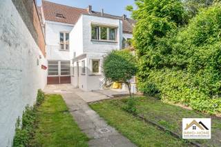 Deze bijzondere woning in bel-etagestijl vormt een mooie symbiose tussen historische achtergrond en modern wooncomfort. De statige inkomhal vertelt meteen een groot verhaal aan je gasten met de ruime praktijkruimte op het gelijkvloers, en de stijlvolle trap brengt je tot in de leefruimte op de eerste verdieping. Deze bestaat uit een groot leefgedeelte en een open keuken met alle kookgemak. De indeling zorgt voor een heel aangenaam gevoel. In de gang naar de eerste slaapkamer passeer je de moderne badkamer met riante inloopdouche, en op de bovenste verdieping is er rond de ruime overloop voorzien in nog twee slaapkamers. De allergrootste troef vinden we echter buiten : de heel ruime tuin bereik je via de doorrij-garage, en hier kun je letterlijk in alle rust genieten van het buitenleven. Diverse schaduwplekjes zorgen er voor dat dit ook op de warmste dagen geen probleem is. De kers op de taart vormt het bijgebouw, dat zowel als dubbele garage als als hobby-ruimte kan benut worden. Extra opbergruimte is er bovendien op de zolder in dit gebouw. Inschrijven via mail naar tommy@immo-home.be, geen telefonische inschrijvingen! Volg ons op Fb en Insta. Voor meer info: www.immo-home.be. GRATIS SCHATTING & GRATIS FINANCIEEL ADVIES