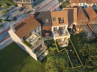 <p><span>GELIJKVLOERS</span><span>: een twee slaapkamer appartement in het hartje van Schilde, de werken van deze prachtige NIEUWBOUW project GUIBERTUS zijn zo goed als klaar. In een kleinschalig project met lift bevindt zich dit appartement op het gelijkvloers en omvat een inkomhal, gastentoilet, leefruimte met ingerichte open keuken voorzien van alle nodige toestellen, berging, wasplaats met aansluiting voor wasmachine en droogkast, 2 slaapkamers, een ingerichte badkamer, terras (21 m²) en een privatieve tuin (58m²). De indeling en afwerking wordt met u persoonlijk besproken. Hiervoor zijn budgetten voorzien in het lastenboek. De ondergrondse parking zorgt ervoor dat thuiskomen in alle comfort kan gebeuren, ondergrondse autostaanplaatsen zijn apart beschikbaar vanaf €30.000. </span></p><p><span> </span></p><p><span>Het woonproject Guibertus in het hartje van Schilde is een nieuwbouw met 3 verschillende, maar harmonieus op elkaar afgestemde typologieën. Elke gevel heeft zijn eigen persoonlijkheid. Van strak tot statig met een twist. In deze landelijke gemeente nabij Antwerpen is het aangenaam vertoeven. Schilde heeft voor ieder wat wils. Gezellig een terrasje doen, met de kinderen op pad, een fijne wandeling met vrienden. De mogelijkheden zijn eindeloos. Bakker, cafeetje, openbaar vervoer, u vindt het allemaal op korte wandelafstand. Liever er even tussenuit om te genieten van de natuur? Geniet van één van de vele parken die Schilde rijk is of breng een bezoek aan het Fort van 's-Gravenwezel of de Schans van Schilde. Wanneer u de gemeente toch wilt verlaten, bevindt de E34 zich vlakbij. De auto parkeert u via de autolift eenvoudig in de parkeergarage.</span></p><p><span> </span></p><p><span>Elke unit is met zorg ontworpen door het team van architect, ontwikkelaar en studiebureaus. Er is aandacht geschonken aan de ruimtelijke beleving waarbij de positie en grootte van de ramen zorgen voor een optimale lichtinval.</span></p><p><span>De appartementen zijn </span><span>hoogwaardig</span><span> afgewerkt. </span><span>Smart Home </span><span>- domotica garandeert meer leefcomfort vandaag en morgen. Geen gasfactuur meer dankzij </span><span>lucht-water warmtepompen.</span><span> </span></p><p><span>De afwerking en materialisatie van uw appartement worden verder toegelicht in het lastenboek </span></p><p><span>EXTRA's</span></p><p><span>De onverkochte appartementen hebben reeds in de schachten een kabel voor </span><span>zonnepanelen</span><span> klaargelegd. Op deze manier kunnen deze ook nog eenvoudig minstens 2 of meerdere zonnepanelen laten plaatsen. </span></p><p><span>Mogelijkheid tot het plaatsen van een </span><span>laadpaal.</span><span> </span></p><p><span>Regenwaterput</span><span> aanwezig en wordt gebruikt voor de toiletten van het hele gebouw. </span></p><p><span>De zone vooraan het gebouw (vanaf de voorgevel) zal netjes aangelegd worden.</span></p><p><span> </span></p><p><span>DE TROEVEN</span></p><p><span>- Uitmuntende ligging met alle faciliteiten en openbaar vervoer vlakbij</span></p><p><span>- E34 eenvoudig te bereiken</span></p><p><span>- Ruime terrassen of een fijne stadstuin</span></p><p><span>- Duurzame materialen en technieken</span></p><p><span>- Energie-zuinige BEN appartementen</span></p><p><span>- CO 2 neutrale warmtepompen en mogelijkheid tot vloerkoeling</span></p><p><span>- High-end afwerking met parket en vloerverwarming</span></p><p><span>- Balansventilatie (type D) aanvoer verse lucht en afvoer vochtige lucht</span></p><p><span> </span></p><p><span> </span></p><p><span> </span></p><p><span>Prijzen zijn vermeld excl. kosten, registratie op de grondwaarde en btw op de constructiewaarde, notariskosten en ereloon, aansluitingskosten nutsvoorziening.</span></p><p><span>Contacteer ons voor bijkomende info of plan alvast bij ons op kantoor uw afspraak! www.buytaertimmo.be.</span></p><p><span> </span></p><p><span> </span></p>