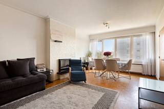 <p><strong>Lichtrijk 2-slaapkamer appartement te Borgerhout van ca. 85m² met zuidgericht terras en garage.</strong></p>
<p><strong>Indeling:</strong> Vooraan, de ruime leefruimte van 30m² met toegang tot het terras op het zuiden. Naast de leefruimte, de keuken. Via de inkomhal heeft men toegang tot alle andere ruimtes van het appartement. Centraal, een gastentoilet en een badkamer voorzien van een wastafel en bad. Achteraan, twee slaapkamers van respectievelijk 15m² en 7m². Bijkomend beschikt het appartement over een ruime kelder en een aparte garage.</p>
<p><strong>Bijzonderheden:<br /></strong>- <strong>Garage optioneel</strong> mee aan te kopen: <strong>Vraagprijs €25.000,00</strong>;<br />- EPC label B (137 kWh/m²jaar);<br />- Privatieve kelderberging;<br />- Lift aanwezig;<br />- Elektrische installatie conform;<br />- Dubbele beglazing;<br />- Dakisolatie.</p>
<p><strong>Ligging:</strong> Ideaal gelegen aan het Te Boelaerpark, met alle faciliteiten om de hoek! Op wandelafstand van winkels, scholen, openbaar vervoer en sportinfrastructuur, en vlot bereikbaar via de grote invalswegen richting Antwerpen centrum.</p>