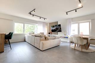 Ruim Duplex appartement te koop<br /><br />Instapklaar duplexappartement met een ruime leefruimte, moderne open keuken en veel natuurlijke lichtinval. De keuken werd vernieuwd in 2024. In 2025 werden de badkamer, ramen en deuren en drie Velux-dakramen volledig vernieuwd.<br /><br />De bovenverdieping beschikt momenteel over 3 slaapkamers. Oorspronkelijk waren dit 2 ruime slaapkamers, waardoor de indeling flexibel kan worden aangepast.<br /><br />Troeven:<br /><br />116 m² bewoonbare oppervlakte<br />EPC B – 178 kWh/m² jaar<br />3 slaapkamers<br />Open keuken vernieuwd in 2024<br />Badkamer vernieuwd in 2025<br />Nieuwe ramen, deuren en Veluxen<br />Balkon & private kelderberging<br />Dubbele beglazing<br />Elektrische keuring aanwezig<br />Centrale verwarming op aardgas<br />Winkels, scholen en openbaar vervoer op wandelafstand<br />Vlotte verbinding naar Antwerpen<br /><br />Een verzorgd en ruim appartement waar de belangrijkste renovaties reeds zijn uitgevoerd. Ideaal voor gezinnen, koppels of wie op zoek is naar extra ruimte.