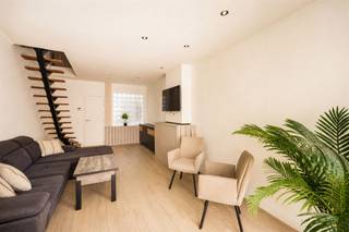 <p>LICHTRIJK WONEN MET RUIMTE VOOR EEN VOLGEND HOOFDSTUK</p><p>Achter de verzorgde bakstenen gevel van Vrijheidshoek 33 schuilt een woning die groter, lichter en veelzijdiger is dan haar gevel doet vermoeden. Circa 110 m² woonoppervlakte, twee volwaardige slaapkamers, een zolderverdieping met groeipotentieel en een centrale ligging maken dit tot een bijzonder toegankelijke woning voor starters, jonge gezinnen én investeerders.<br /><br />De woning werd grondig gerenoveerd en combineert een praktische indeling met een warme uitstraling. Verschillende lichtkoepels brengen het daglicht tot diep in de woning, terwijl de dubbele oriëntatie voor een aangename lichtinval doorheen de dag zorgt. De voorzijde is naar het zuidoosten gericht en de achterzijde naar het noordwesten, waardoor het interieur langs beide zijden natuurlijk licht ontvangt.</p><p> </p><p>Het gelijkvloers omvat circa 54 m² en vormt het kloppende hart van de woning. De leefruimte voelt comfortabel en uitnodigend aan, met voldoende plaats voor een gezellige zithoek en eettafel. </p><p>De onderhoudsvriendelijke tegelvloer met parketlook loopt als een rustige basis doorheen deze verdieping. Ze combineert de warme uitstraling van hout met het praktische comfort van een tegelvloer.</p><p>Aansluitend bevindt zich de geïnstalleerde keuken, uitgerust met een koelkast, oven, gaskookplaat, dampkap en vaatwasser. Ook de aansluiting voor de wasmachine werd hier praktisch geïntegreerd. Alles is aanwezig om meteen comfortabel te kunnen wonen, zonder eerst ingrijpende werken te moeten uitvoeren. </p><p>TWEE SLAAPKAMERS EN EXTRA POTENTIEEL</p><p>Op de bovenverdiepingen bevinden zich twee volwaardige slaapkamers en de badkamer. De badkamer geniet van natuurlijk daglicht en is ingericht met een douche, dubbele wastafel, handdoekradiator en toilet. </p><p>Een sfeervol gekleurd glasdal in de nachthal voegt een eigenzinnig detail toe en zorgt voor extra karakter en lichtbeleving. </p><p>De zolderverdieping van circa 24 m² biedt bijkomend potentieel. Afhankelijk van de eigen woonwensen kan deze ruimte worden ingericht als derde slaapkamer, thuiskantoor, hobbyruimte, speelkamer of royale dressing. Een flexibele verdieping die met de bewoners kan meegroeien en de woning net dat beetje extra geeft. </p><p>ENERGIE EN COMFORT IN EVENWICHT </p><p>Vrijheidshoek 33 behaalt een EPC-label C, met een energiescore van 219 kWh/m² per jaar. </p><p>De woning beschikt over dakisolatie, PVC-schrijnwerk en volledige dubbele beglazing. De individuele verwarming gebeurt via een condensatieketel op gas. Ook rolluiken, branddetectoren en de aanwezige nutsvoorzieningen dragen bij aan het dagelijkse wooncomfort. </p><p>De woning is bovendien fiberklaar. De vernieuwde en geïsoleerde daken bieden een goede basis voor wie in de toekomst zonnepanelen wil laten installeren. </p><p>De woning werd oorspronkelijk gebouwd in 1975 in houtskeletbouw en werd afgewerkt met een bakstenen gevel. De boom voor de woning zorgt voor een groene toets in het straatbeeld en geeft de gevel een aangenaam, beschut karakter. </p><p>CENTRAAL WONEN, VLOT VERTREKKEN </p><p>De ligging combineert een rustige woonomgeving met een bijzonder praktische bereikbaarheid. Het station en het centrum van Boom bevinden zich op wandelafstand. Winkels, dagelijkse voorzieningen en verschillende scholen zijn eveneens vlot bereikbaar. </p><p>De A12 ligt op slechts enkele minuten, waardoor Antwerpen en Brussel gemakkelijk bereikbaar zijn. Ook met het openbaar vervoer of de fiets kan men vanuit deze locatie snel alle kanten uit. Parkeren kan vlot in de onmiddellijke omgeving. </p><p>Vrijheidshoek 33 is daarmee een woning voor wie graag centraal en verbonden woont, maar thuis ook rust en geborgenheid wil ervaren. </p><p>EEN GEMEENSCHAPPELIJKE BUITENZONE </p><p>De woning beschikt niet over een privatieve tuin. De aanwezige buitenruimte maakt deel uit van een gemeenschappelijke servitudeweg. </p><p>In de praktijk wordt deze open ruimte optisch verdeeld in verschillende gebruikszones of buitenhoeken. Er zijn geen omheiningen of fysieke afscheidingen: de servitudeweg blijft één gemeenschappelijk en open geheel. </p><p>INTERESSANT VOOR EIGEN BEWONING </p><p>Door haar instapklare staat, praktische indeling en centrale ligging richt deze woning zich tot een brede doelgroep. Starters vinden hier een betaalbare eerste thuis met voldoende ruimte om te groeien. Koppels en jonge gezinnen kunnen de zolderverdieping verder afstemmen op hun woonbehoeften. </p><p> </p><p>PRAKTISCHE INFORMATIE</p><ul><li><p>Gesloten bebouwing </p></li><li><p>Bouwjaar: 1975 </p></li><li><p>Grondig gerenoveerd </p></li><li><p>Totale woonoppervlakte: circa 110 m² </p></li><li><p>Gelijkvloers: circa 54 m² </p></li><li><p>Eerste verdieping: circa 32 m² </p></li><li><p>Zolderverdieping: circa 24 m² </p></li><li><p>Twee volwaardige slaapkamers </p></li><li><p>Potentieel voor een derde slaapkamer of bureau </p></li><li><p>Badkamer met daglicht, douche, dubbele wastafel en toilet </p></li><li><p>Geïnstalleerde keuken </p></li><li><p>EPC-label C</p></li><li><p>Energiescore: 219 kWh/m² per jaar</p></li><li><p>Individuele condensatieketel op gas</p></li><li><p>Dakisolatie </p></li><li><p>PVC-schrijnwerk met dubbele beglazing </p></li><li><p>Rolluiken en fiberklaar </p></li><li><p>Geen privatieve tuin </p></li><li><p>Gemeenschappelijke servitudeweg</p></li><li><p>Buitenruimte optisch verdeeld zonder omheining </p></li><li><p>Elektrische installatie niet conform </p></li><li><p>G-score: B – P-score: B </p></li><li><p>Geen voorkooprecht<br /> </p></li></ul><p>Deze woning wordt aangeboden met een verkoopprijs van € 230.000.</p><p>Elk bezoek wordt individueel ingepland, zodat u de woning rustig kunt ontdekken en al uw vragen persoonlijk kunt bespreken. Plan uw 1-op-1-bezoek door een e-mail te sturen naar info@immoley.be.</p><p>Misschien wordt Vrijheidshoek 33 wel de plek waar uw volgende hoofdstuk begint.</p><p>Immo LEY – Creators of Happiness</p>