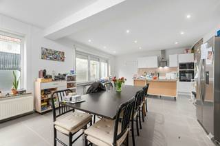 [[ DIT PAND NEEMT DEEL AAN DE ERA OPEN HUIZEN DAG OP 6/12 VAN 11:00 TOT 12:00 ]]
<p>Op een centrale ligging in Okegem, op wandelafstand van station, school en centrum, bevindt zich deze instapklare eengezinswoning. Dankzij de vlotte verbindingen richting Ninove, Pamel, Aalst, Gent en Brussel is dit een ideale uitvalsbasis voor pendelaars.</p>

<p>Het gelijkvloers omvat een inkomhal, inpandige garage, eetkamer, woonkamer, open ingerichte keuken, tweede zithoek en een berging/technische ruimte. Deze extra leefruimte kan perfect dienen als bureau of thuiswerkplek. Buiten is er een onderhoudsvriendelijk terras. De eerste verdieping telt drie slaapkamers en een badkamer. De zolder, bereikbaar via vaste trap, biedt bijkomende inrichtingsmogelijkheden.</p>

<p>Technisch staat de woning bijzonder sterk: conforme elektrische keuring tot 2043, recente centrale verwarming op aardgas en ramen met hoogrendements- en deels driedubbele beglazing.</p>

<p>De woning is momenteel verhuurd aan €900/maand tot 17/02/2025, wat ze zowel geschikt maakt voor gezinsbewoning als voor investeerders die een onmiddellijk rendement wensen.</p>

<p>Troeven:<br />• Centrale ligging nabij station en centrum<br />• Conforme elektrische keuring tot 2043<br />• Recente CV op aardgas<br />• HR- en deels driedubbele beglazing<br />• Inpandige garage + terras<br />• Vaste trap naar zolder met potentieel</p>