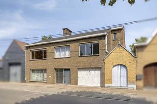 Dit huis wordt aangeboden via Pre-sale. Op zaterdag 22 augustus tussen 10u en 12u kan je dit huis te koop in Roeselare op afspraak bezichtigen en een vast en onvoorwaardelijk bod uitbrengen. De vermelde prijs is een richtprijs. Meer info omtrent deze koopmethode verneem je via https://www.dewaele.com/nl/advies/pre-sale-voordelen-voor-de-koper of bij de dossierverantwoordelijke, Stijn Soenen - 0477 69 26 94 - stijn.soenen@dewaele.com.<br /><br />Ruime en solide woning op 339 m² met aangename afgesloten tuin, 4 slaapkamers, garage en aanpalend kapelletje te koop gelegen in een rustige straat aan de Ronde Kom van Roeselare.<br /><br />Indeling huis te koop:<br /><br />*Gelijkvloers:<br />- inkom/ traphal <br />- ruime leefruimte met zicht op de tuin <br />- keuken<br />- veranda<br />- garage<br /><br />*Kelder:<br />- droge voorraadkelder<br /><br />*Eerste verdieping:<br />- nachthall<br />- 4 ruime slaapkamers<br />- badkamer<br />- apart toilet<br /><br />*Zolder:<br />- zolder bereikbaar via valtrap in nachthall<br /><br />*Tuin<br /><br />Ligging:<br />Vlot bereikbaar en rustig gelegen nabij het centrum van Roeselare.<br />Gelegen vlakbij Barnum en AZ Delta campus Brugsesteenweg. <br />Deze woning scoort maar liefst 9,1/10 volgens de Vlaamse mobiscore.<br /><br />De eigendom wordt aangeboden via de Pre-sale formule. Op 22/08/2026 tussen 10:00 en 12:00 kan u het huis op afspraak komen bezichtigen en een bod uitbrengen. De vermelde prijs is een instelprijs. Voor meer info, gelieve contact op te nemen met de dossierverantwoordelijke.<br /><br />Dit pand is onderworpen aan de renovatieverplichting van de Vlaamse overheid voor residentiële gebouwen (behoudens bij sloop binnen 5 jaar na de aankoop). Consulteer voor meer informatie de website van het Vlaams Energie- en Klimaatagentschap via https://www.vlaanderen.be/een-woning-kopen/renovatieverplichting-voor-residentiele-gebouwen<br /><br />Bestuursmaatregelen in het maatregelenregister: nee