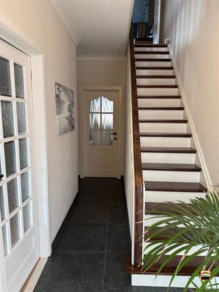 <p><span>Charmante halfopen bebouwing met praktijkruimte in het hart van Borgloon,<br />Z-W terras en garage.</span><span><br /><br />Deze karaktervolle halfopen hoekwoning is uitstekend gelegen in het centrum van Borgloon, <br />op wandelafstand van winkels, horeca, scholen en alle belangrijke voorzieningen. Dankzij <br />deze centrale ligging combineert de woning comfortabel wonen met een uitstekende bereikbaarheid.<br />Een bijzondere troef van deze woning is de indeling met twee afzonderlijke toegangsdeuren:<br />één voor de privéwoning en één voor de praktijkruimte. Dit maakt het pand ideaal voor wie wonen<br />en werken wil combineren, of voor een vrij beroep.<br /><br />Bij het betreden van de woning komt u terecht in een inkomhal die toegang biedt tot <br />de gezellige leefruimte.</span></p><p><span>Aansluitend bevindt zich een veranda die zorgt voor extra licht en ruimtebeleving. <br />De woning beschikt over een mooie, praktische keuken met aansluitend een wasberging en <br />een badkamer met toilet en douche en lavabo.</span></p><p><span>Op het gelijkvloers bevindt zich bovendien de aparte praktijkruimte, perfect ingericht <br />voor professioneel gebruik.</span></p><p><span>Op de eerste verdieping bevinden zich twee ruime slaapkamers en een badkamer. <br />De zolderverdieping werd ingericht als een derde slaapkamer, wat zorgt voor extra woonruimte <br />of een ideale hobby- of bureauruimte. Deze kamer heeft een ensuite dressing.<br /><br /></span></p><p><span>Er is een kelder aanwezig, voorzien van een waterontkalker.</span></p><p><span><br />Buiten geniet u van een aangenaam terras met tuinberging en een gunstige zuidwestelijke <br />oriëntatie, waardoor u optimaal kan profiteren van de namiddag- en avondzon. <br />Verder beschikt de woning over een garage, wat zorgt voor extra comfort en <br />praktische opbergruimte.<br /><br />Kortom, een veelzijdige woning met tal van mogelijkheden, ideaal voor wie centraal wil <br />wonen en eventueel wonen en werken wil combineren.<br /><br />Interesse? Neem gerust contact op 012 26 22 05 voor meer informatie of een bezichtiging.</span></p>