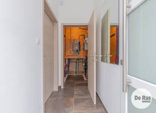 EERSTE BEZOEKDAG ZATERDAG 12 SEPTEMBER VAN 10u TOT 14u (ENKEL OP AFSPRAAK !)<br /><br />AALST - Op zoek naar een perfect instapklare woning waar comfort, energiezuinigheid en een rustige ligging samenkomen? Dan is deze prachtig gerenoveerde woning aan de stadsrand van Aalst absoluut het ontdekken waard.<br /><br />Gelegen in een rustige, doodlopende straat en met een mooi uitzicht over de velden, geniet je hier van de nodige privacy en rust, terwijl scholen, winkels, openbaar vervoer, het ziekenhuis en belangrijke invalswegen vlot bereikbaar zijn.<br /><br />De woning werd met veel zorg gerenoveerd en afgewerkt met kwalitatieve materialen. Met een EPC van slechts 69 kWh/m² is ze bijzonder energiezuinig. Er werd onder meer geïnvesteerd in muurisolatie, vloerisolatie, ventilatie,10 zonnepanelen, laadpaal en een volledig vernieuwd en geïsoleerd dak. Daarnaast beschikt de woning over dubbele beglazing, centrale verwarming op aardgas en een conforme elektrische installatie.<br /><br />Op het gelijkvloers kom je binnen via een aparte inkomhal met aansluitend een praktische bergruimte en een apart toilet. De gezellige leefruimte vormt het hart van de woning en sluit mooi aan op de volledig geïnstalleerde leefkeuken. Via de keuken bereik je de praktische veranda, die een aangename verbinding vormt met de tuin.<br /><br />De eerste verdieping beschikt over een ruime slaapkamer met extra dressingruimte, een ruime overloop, een apart toilet en een stijlvolle badkamer met badkamermeubel, douche en vrijstaand bad.<br /><br />Op de tweede verdieping bevindt zich nog een ruime tweede slaapkamer, aangevuld met een technische bergruimte.<br /><br />Achteraan geniet je bovendien van een leuke tuin met vrij uitzicht over de velden, een heerlijke plek om tot rust te komen.<br /><br />Kortom: een zorgvuldig gerenoveerde, energiezuinige en instapklare woning op een rustige locatie, zonder grote zorgen en met alle hedendaags comfort binnen handbereik.<br /><br />Interesse? Wacht dan niet te lang en maak vandaag nog een afspraak voor een bezoek! Voor meer informatie of een bezoek: 053 60 65 60<br /><br />De vermelde prijs is een richtprijs. Na ontvangst van de biedingen beslist de verkoper vrij of hij al dan niet tot verkoop overgaat en aan welk bod. De richtprijs is niet bindend.