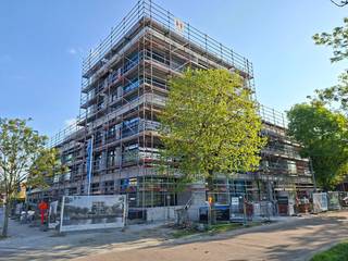 Het app. 25/002 is een gelijkvloers 2 kamer appartement. Living met open keuken, berging, badkamer, toilet, zonnig terras. De indeling is aanpasbaar. Hoogstaande afwerking, zeer energiezuinig met geothermische warmtepomp, zonnepanelen, regenwatervoorziening en ventilatie D. Ondergrondse autostaanplaats en fietsenstalling. Prachtige terrassen met sfeervol uitzicht en binnentuin. Kies zelf de interieurafwerking! Reken hiervoor op de begeleiding en expertise van ons team / partners. Rustig gelegen in een zeer hoogstaande residentie. Bij Durabrik ben je zeker van een vaste prijs. De prijs is excl. btw en kosten. Brochure via https://durabrik.immo/brugge-houtkaai. <br /><br />Contacteer je bouwadviseur voor meer info: bel 09 280 60 60 of mail info@durabrik.be<br /><br />* Afbeeldingen en opp. zijn indicatief.<br />