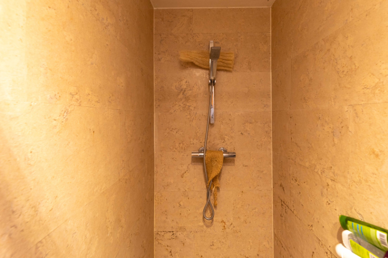 Roeselare-Rumbeke. Gelijkvloers  met 2 slaapkamers van 75 m² met aparte ingang en parkeerplaats. Recent vernieuwd. Ideale investering of starter. - foto 5