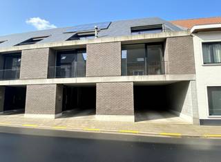 Maak uw bezoek aan ons nog eenvoudiger! Vul alstublieft vooraf de huurdersfiche in en stuur deze naar delphine@vastgoeddemeyer.be. Wij nemen daarna contact met u op om een afspraak ter plaatse te plannen. U kunt de fiche vinden onder de downloads. Alvast bedankt! <br /><br />Deze gezellige woning is centraal gelegen in Pittem. Dit op wandelafstand van de basisschool, winkels, bakker, slager, ..... De woning is onmiddellijk vrij.<br /><br />U komt binnen via de ruime inkomhal met trappenhal. Deze biedt U toegang tot de leefruimte met open ingerichte keuken. De keuken omvat: koelkast | elektrische kookplaat | oven | vaatwasser | microgolfoven. Naast de keuken is er de praktische berging. Via een opdraaiend raam kan u via de trap naar het ruime terras met buitenberging. Tevens is hier een handige berging met aansluiting voor een wasmachine. Verder omvat de eerste verdieping nog een gastentoilet.<br /><br />Het tweede verdiep omvat 2 slaapkamers, badkamer met ligbad, lavabo met meubel en douche. Ook dit verdiep is voorzien van een apart toilet en een berging. Vervolgens is er op het derde verdiep nog een polyvalente ruimte die kan dienen als master bedroom of als bureel.<br /><br />De woning is voorzien van een carport met elektrische sectionale poort en staanplaats.<br /><br />PLUSPUNTEN:<br />* CENTRALE LIGGING<br />* INSTAPKLAAR<br />* ENERGIEZUINIG<br />* CARPORT + STAANPLAATS