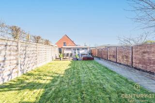 <p>Deze zéér verzorgde halfopen bebouwing is rustig gelegen en geniet van een uitstekende bereikbaarheid.<br />Het centrum van Arendonk, (Oud-)Turnhout, Nederland, winkels, scholen en openbaar vervoer bevinden zich op korte afstand. De E34 is vlot bereikbaar en het nabijgelegen sportpark ligt op wandelafstand, een ideale combinatie van rust en comfort.</p>
<p><strong>Omschrijving</strong></p>
<p>Bij aankomst word je verwelkomd door een uitzonderlijke parkeergelegenheid met 3 private autostaanplaatsen.Deze tuin vormt een echte meerwaarde en biedt een kleine en grote tuinberging, een zonnig gazon van ca. 50 m² en een houten terras, perfect voor gezellig tafelen of ontspannen momenten in alle privacy.</p>
<p>De kleinste tuinhuis is voor kleine zaken te stockeren en de grote tuinhuis heeft een grote werktafel, verlichting en veel ruimte.</p>
<p>Via de zij-ingang betreed je de woning in de open keuken met kookeiland, afgewerkt met kwalitatieve materialen en voorzien van talrijke opbergkasten.<br />Aansluitend bevindt zich een praktische berging, ideaal als vestiaire of extra opslagruimte voor koelkast of diepvries.</p>
<p><strong>Gelijkvloers</strong></p>
<p>Het gelijkvloers omvat een betegelde badkamer met inloopdouche, wastafelmeubel, opbergkasten, toilet en ruimte voor was- en droogkast.</p>
<p>De open keuken vloeit harmonieus over in de gezellige leefruimte, met voldoende plaats voor een ruime eethoek en een comfortabele zithoek. De voorgevelramen zijn uitgerust met elektrisch bedienbare rolluiken, wat bijdraagt aan extra comfort en privacy.</p>
<p><strong>Eerste verdieping</strong></p>
<p>Op de eerste verdieping bevinden zich twee volwaardige slaapkamers, beide voorzien van rolluiken en een aangename lichtinval.</p>
<p><strong>Tweede verdieping</strong></p>
<p>De ruime zolderverdieping is volledig ingericht en kan perfect dienstdoen als derde slaapkamer, speelkamer of polyvalente ruimte. Dankzij de ingebouwde kasten langs beide zijden wordt de beschikbare ruimte optimaal benut. Via een uittrekbare trap is er toegang tot het dak.</p>