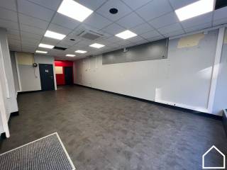 In het bruisende centrum van Ieper bevindt zich dit veelzijdige handelspand, ideaal voor kantoor- of commerciële activiteiten. Het pand beschikt...