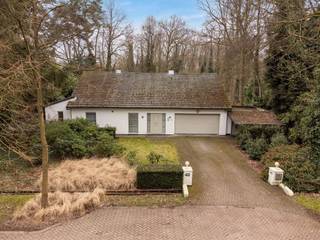 Villa met binnenzwembad in doodlopende straat * Gelijkvloers : inkomhal op natuursteen voorzien van ingemaakte kasten en gastentoilet, via een glazen...
